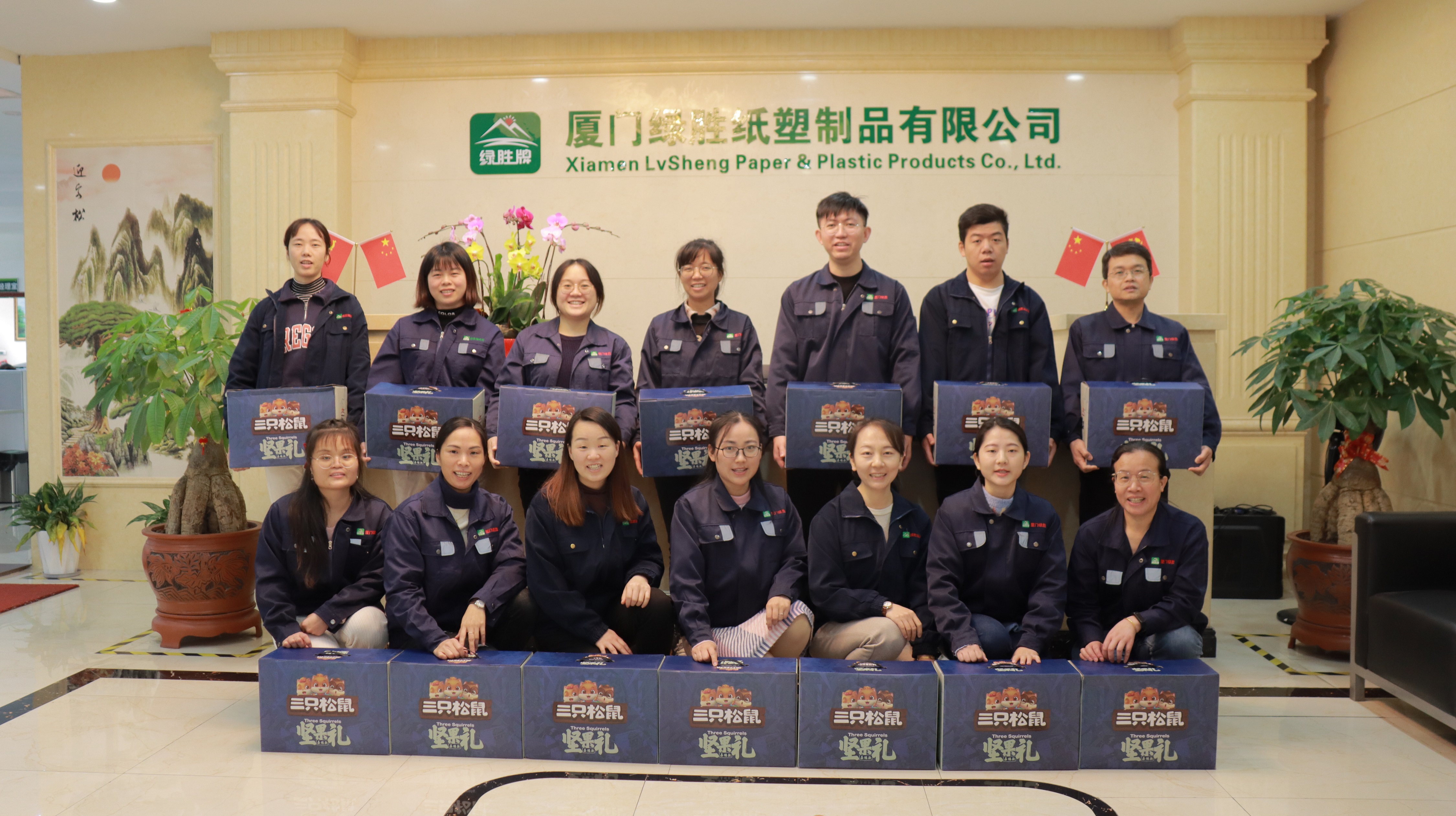 LVSHENG Company, wat die lentefees opwarm, stuur 'n geskenk van die Spring Festival aan alle werknemers